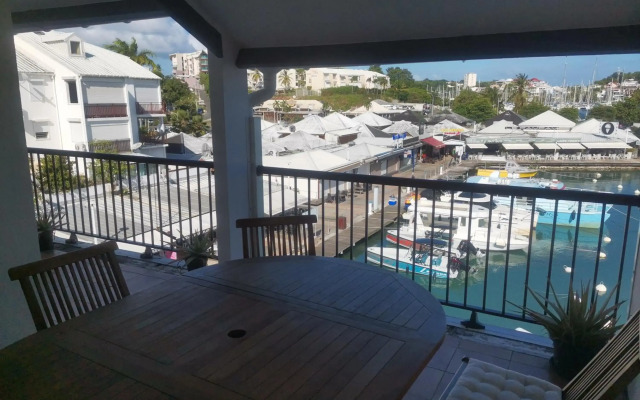Bel appartement T4 vue mer sur la Marina du Gosier