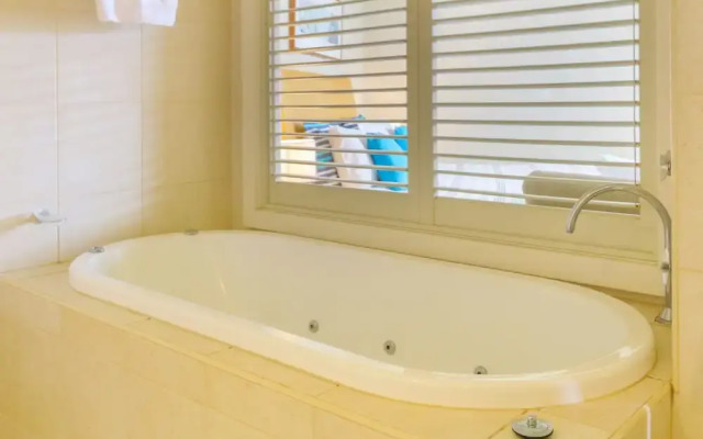 Amazing Ocean Views One Bedroom Spa Suite