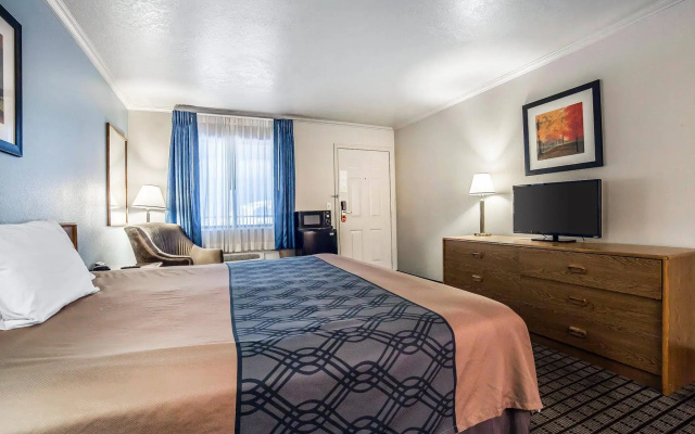 Econo Lodge Inn & Suites