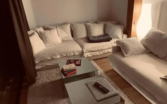 Mariam's Stunning and Sunny Apt