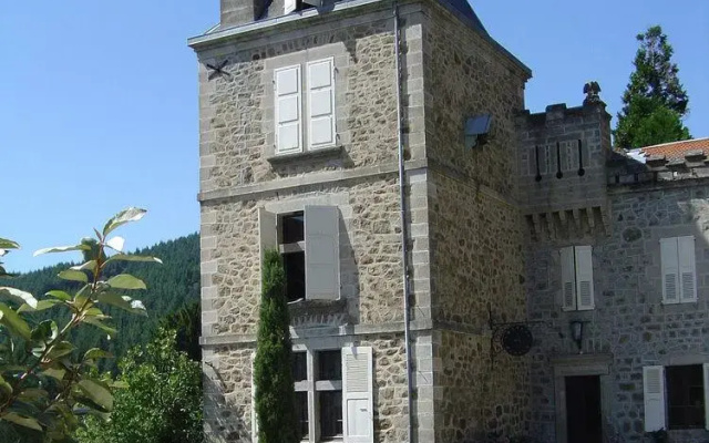 Apartment in a castle with garden and swimming pool