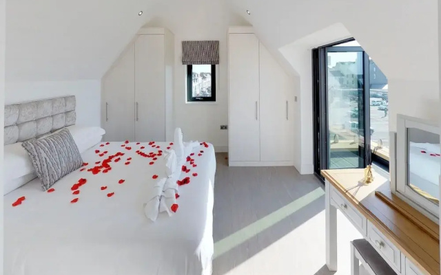 14 Waterstone House, Penthouse, Tenby