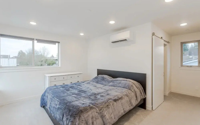 Urban Oasis Sleeps 8 Ultra Modern Condo