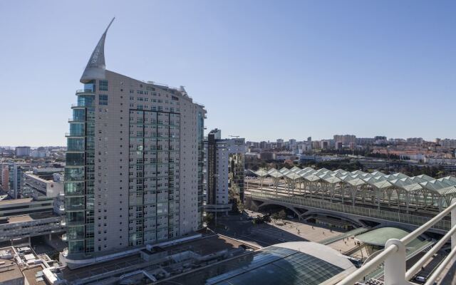 Апартаменты Rent4Rest Lisbon 17th Floor River View Apartment вид на фасад