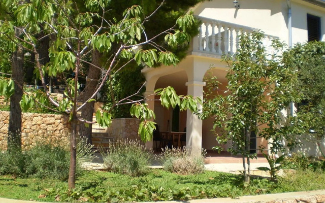 Var - With Nice Garden - A3