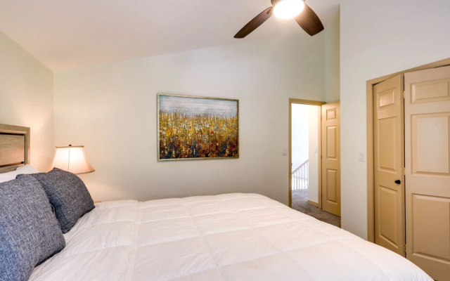 6 Mi to Downtown: Flagstaff Townhome w/ Deck