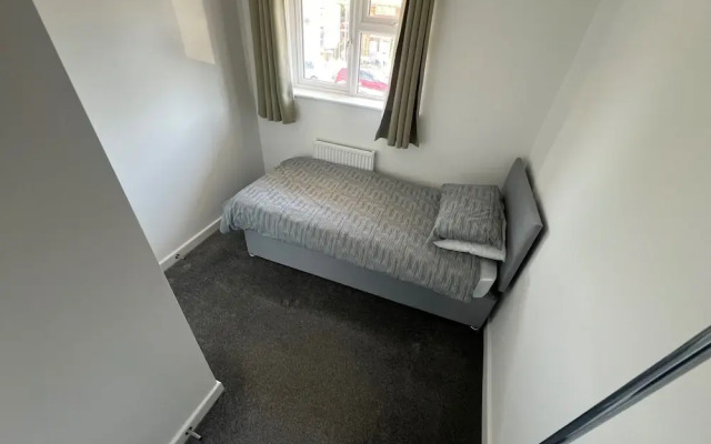 3 Bedroom House - Sleeps 6 & Free Parking
