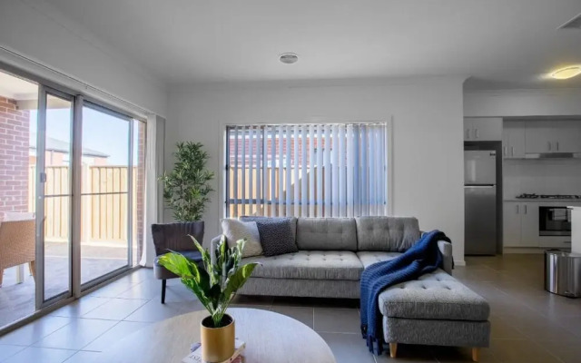 Big Family Fun@ 4 Bedrooms House in Point Cook