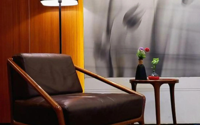 Starlight Holiday Hotel (Zhengzhou Erqi Square Dongda Street Subway Station Branch)