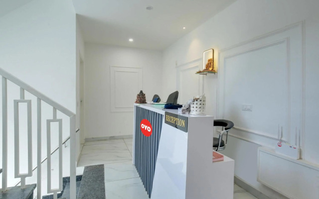 OYO Flagship 80590 Sky White House