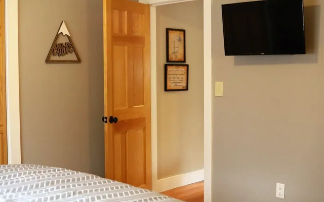 Just Listed! Pet Friendly Newly Renovated Private Home in the White Mountains Next Door to Owl`s Nest Golf Course-os227c