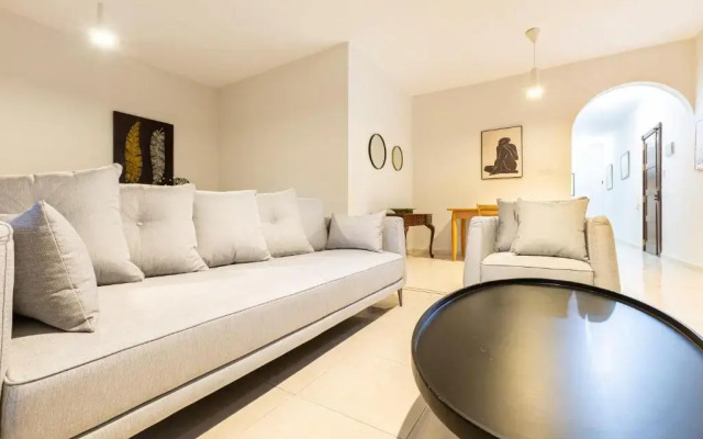 Sliema Charming: 3BR Apartment Near the Beach by 360 Estates