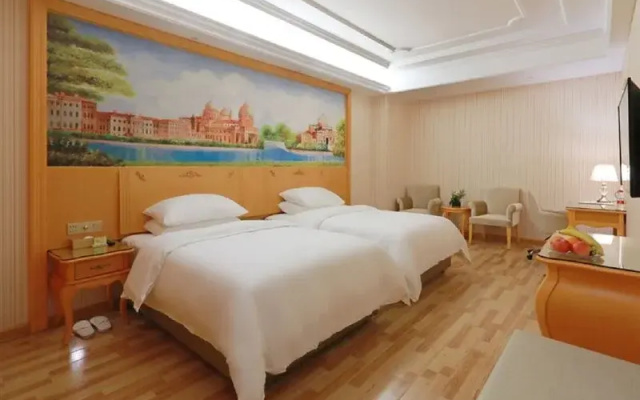 Vienna International Hotel (Fuzhou South Railway Station, Lulei Metro Station)