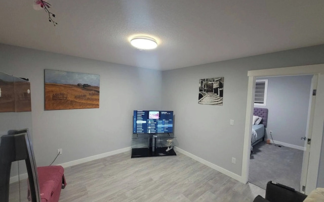 Luxurious Home Away From Home With AC