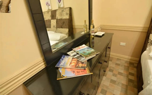 Roz And Angelique's Inn & Suites