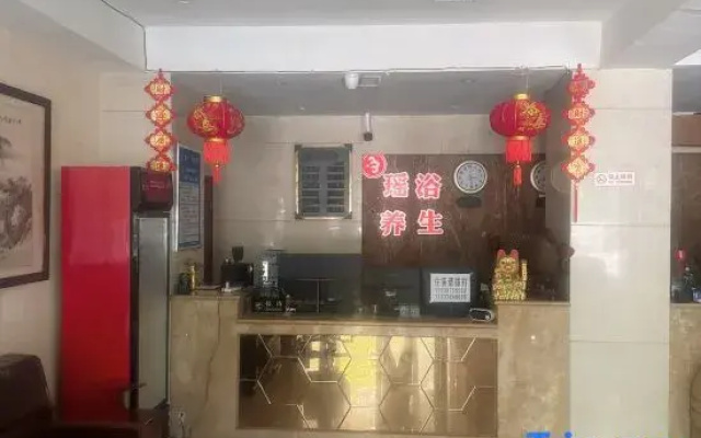 Wanning Express Hotel (Xinyang City Center Hospital East Campus)