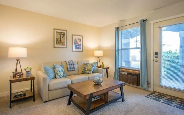 Comfortable 09 Lodge Condo Minutes Away from Downtown Hood River by RedAwning