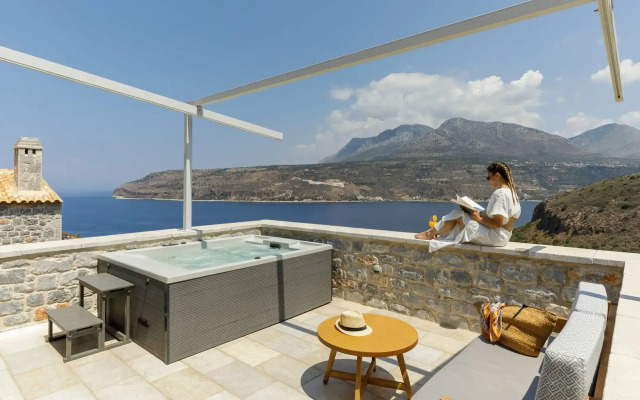 Trapela Limeni Luxury Suites
