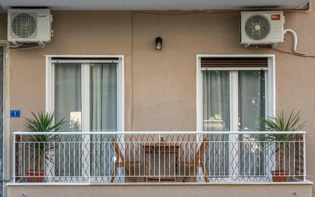 Excellent location,airport line,6min metro,100MBPS!