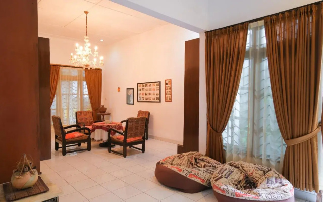 OYO 244 Griya Cemara Homestay