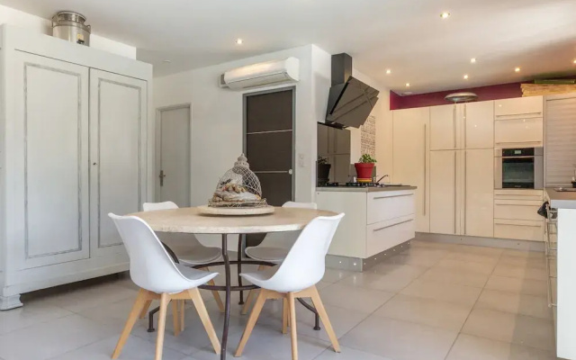 Serene Villa in Saint-Victor-la-Coste with Private Pool