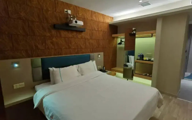 Homeinn Selected Hotel (Shanghai Caolu Minlei Road Subway Station)