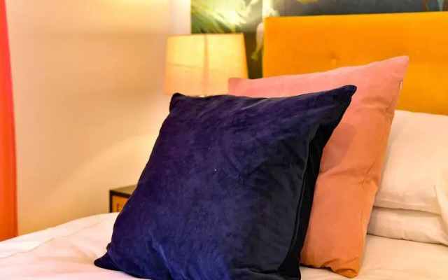 House - Sleeps up to 9 & Free Parking