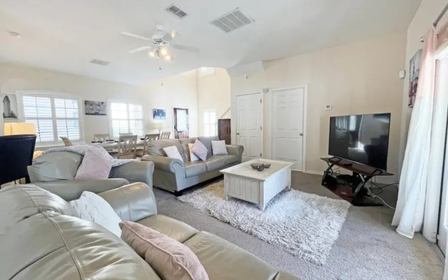 The White House 4 Bedroom Home