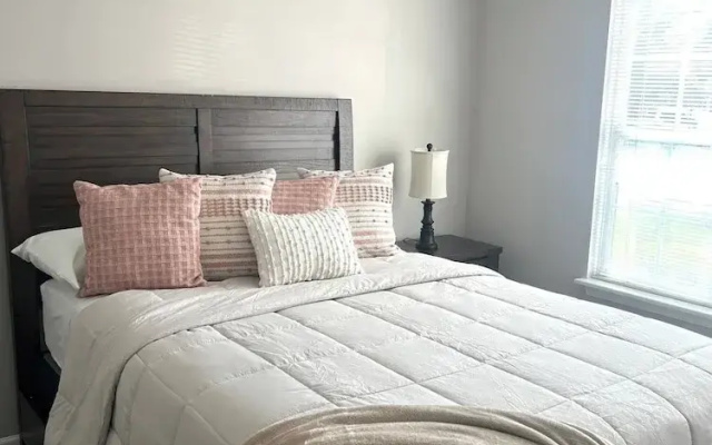 Fantastic Get Away Condo In Strongsville!