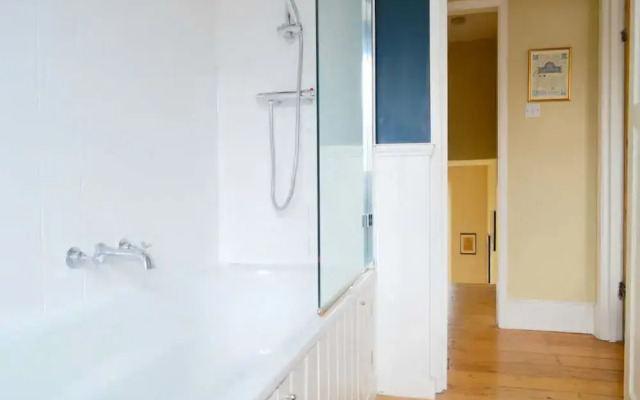 2 Bedroom Apartment With Roof Terrace in Camden