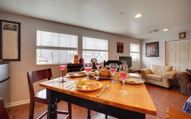 4 Mi to UO! Convenient Springfield Apt w/ Deck