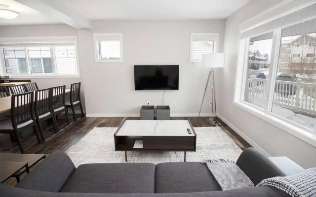 Beautiful South Winnipeg 4 Bdrm 2 Bath Townhouse