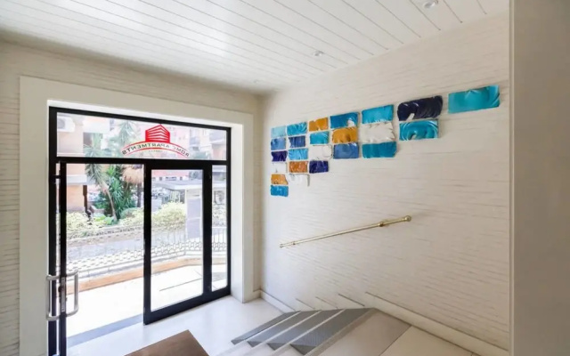 Lovely White Flat 15 Minutes From the City Center