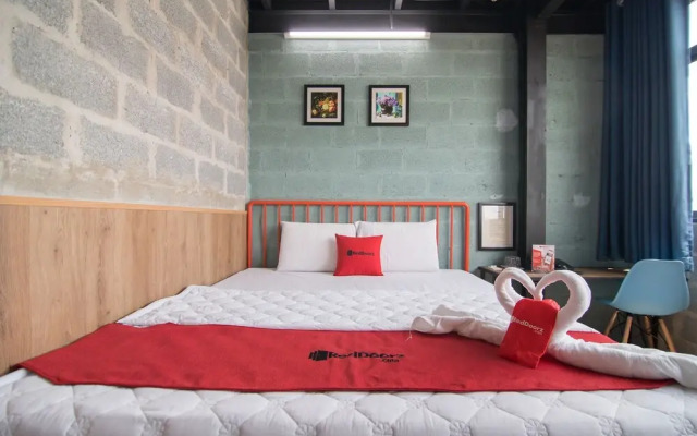 RedDoorz Plus @ Ung Van Khiem Street