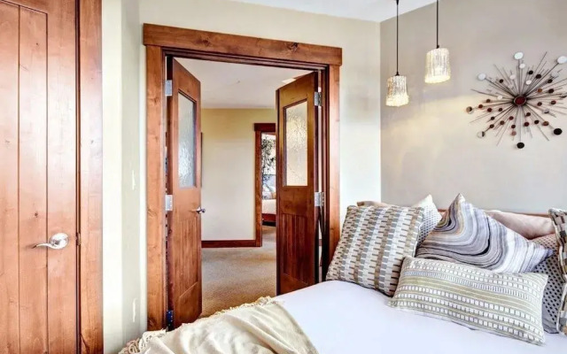 One Ski Hill Place S8322