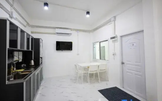 Room 302 Near Don Mueang Airport & BTS Wat PhraSi
