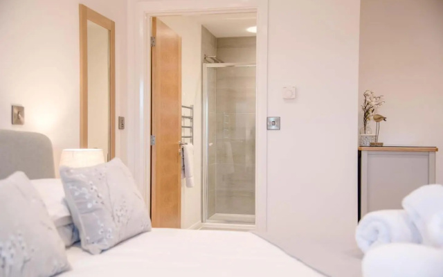 8 Deben Wharf