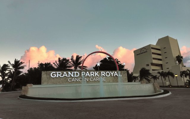 Отель Grand Park Royal Luxury Resort Cancun Caribe Мексика, Канкун - 3 отзыва об отеле, цены и фото номеров - забронировать отель Grand Park Royal Luxury Resort Cancun Caribe онлайн вид на фасад