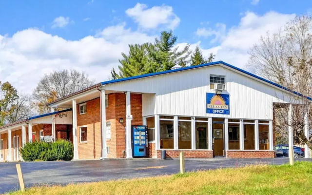 Hotel O Relax Inn Lewisburg near I-64