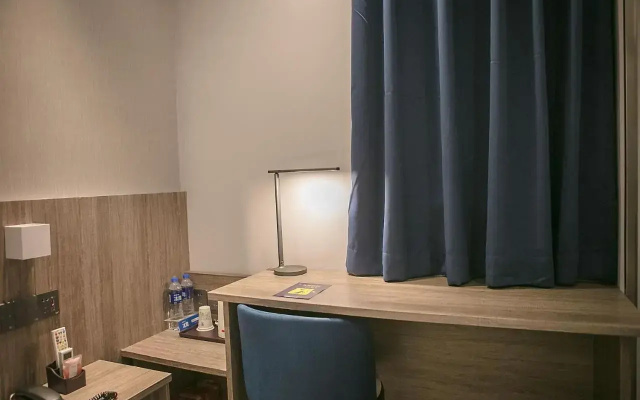 7 Premium Hotel( Zhuzilin Subway Station )
