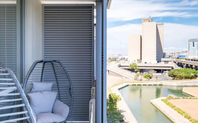 Waterfront Elegance at Harbour Bridge 413