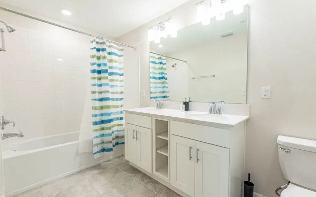 Comfortable 2BR Condo w/ Lake Views