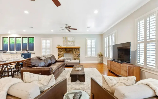 Heart of Fredericksburg w/Pool,Hot-Tub&Grill