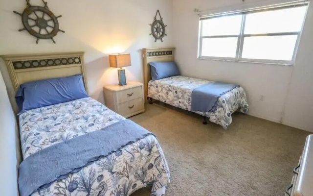 Hibiscus Point 821