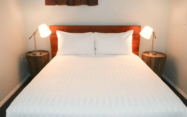 Duffin Cove Oceanfront Lodging