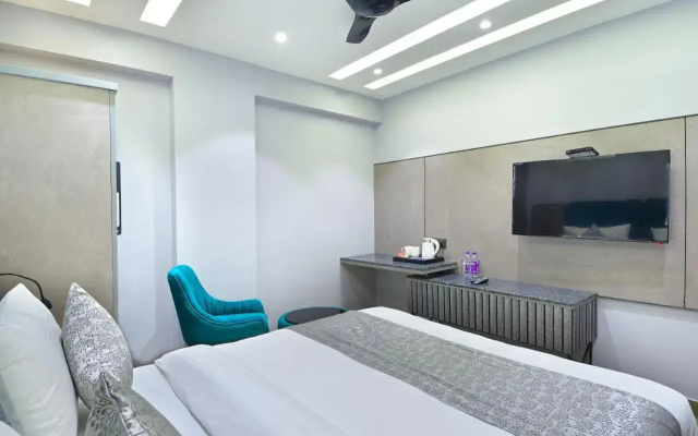 HOTEL UPTOWN - Luxury Restaurant & Rooftop Near Connaught Place