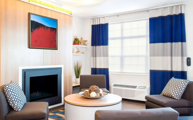 Microtel by Wyndham Vernal / Naples