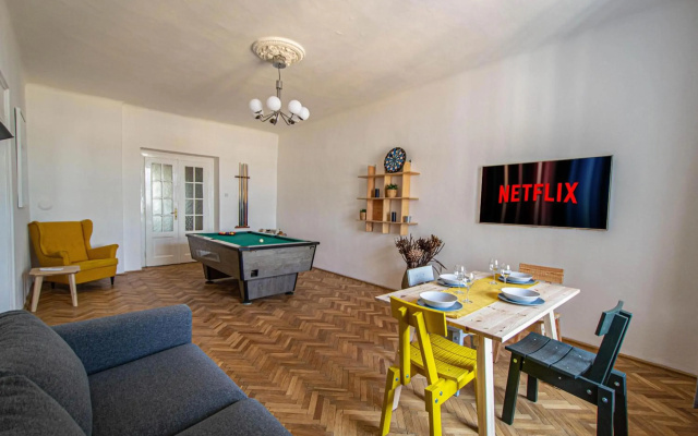 Super Central Billiard and Darts Big Apartment