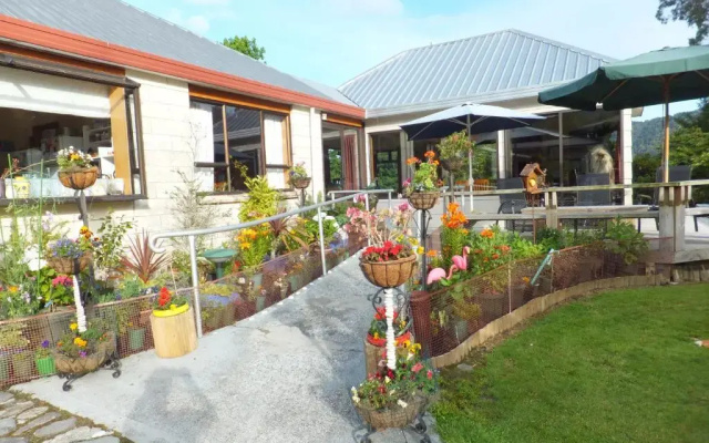 Ropatinis Homestay Bed  Breakfast