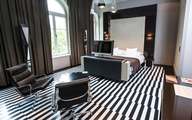 Hotel Blow Up Hall 5050